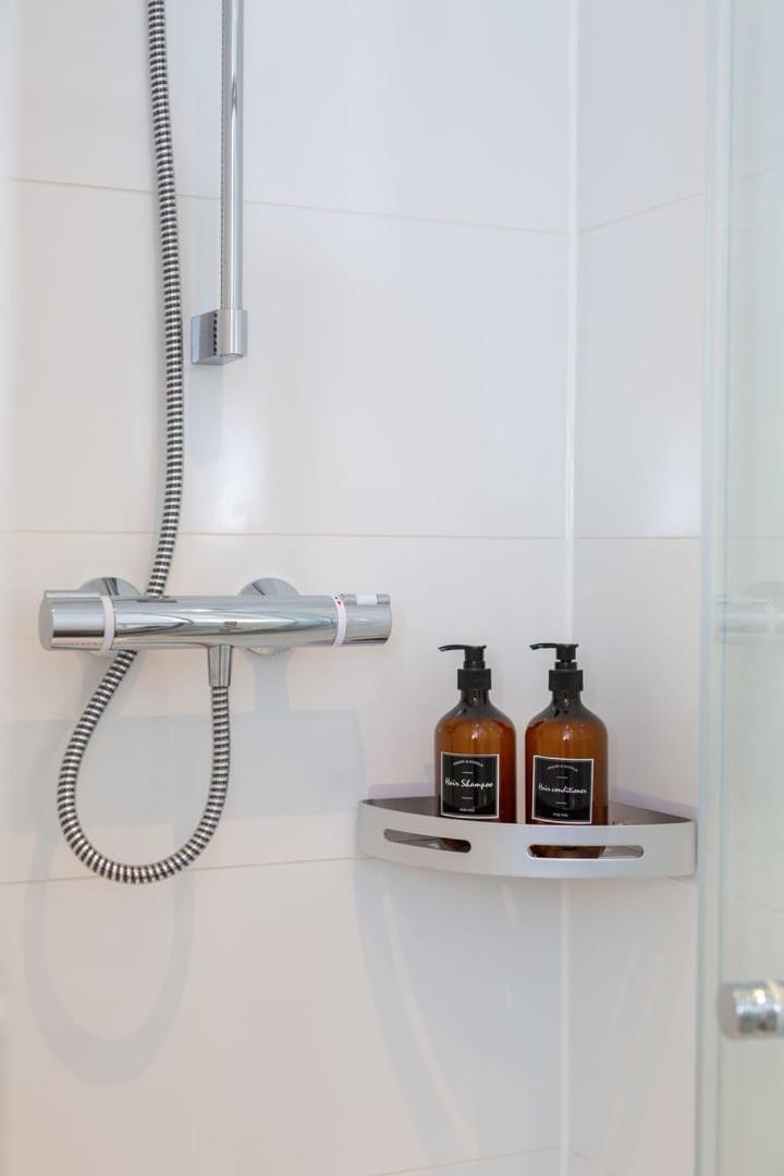 Stylish Apartment W/ Private Garden - Dog Friendly Newport  Bagian luar foto