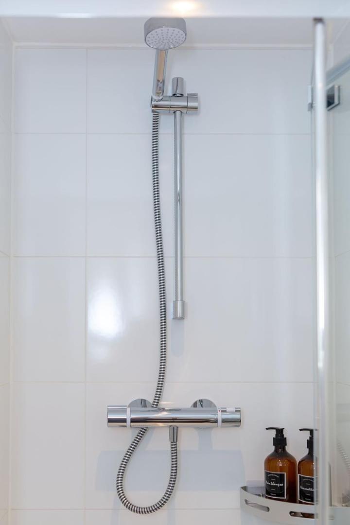 Stylish Apartment W/ Private Garden - Dog Friendly Newport  Bagian luar foto