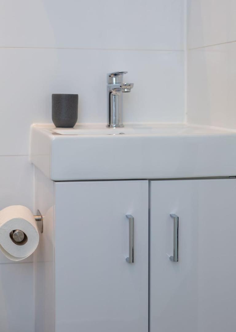 Stylish Apartment W/ Private Garden - Dog Friendly Newport  Bagian luar foto