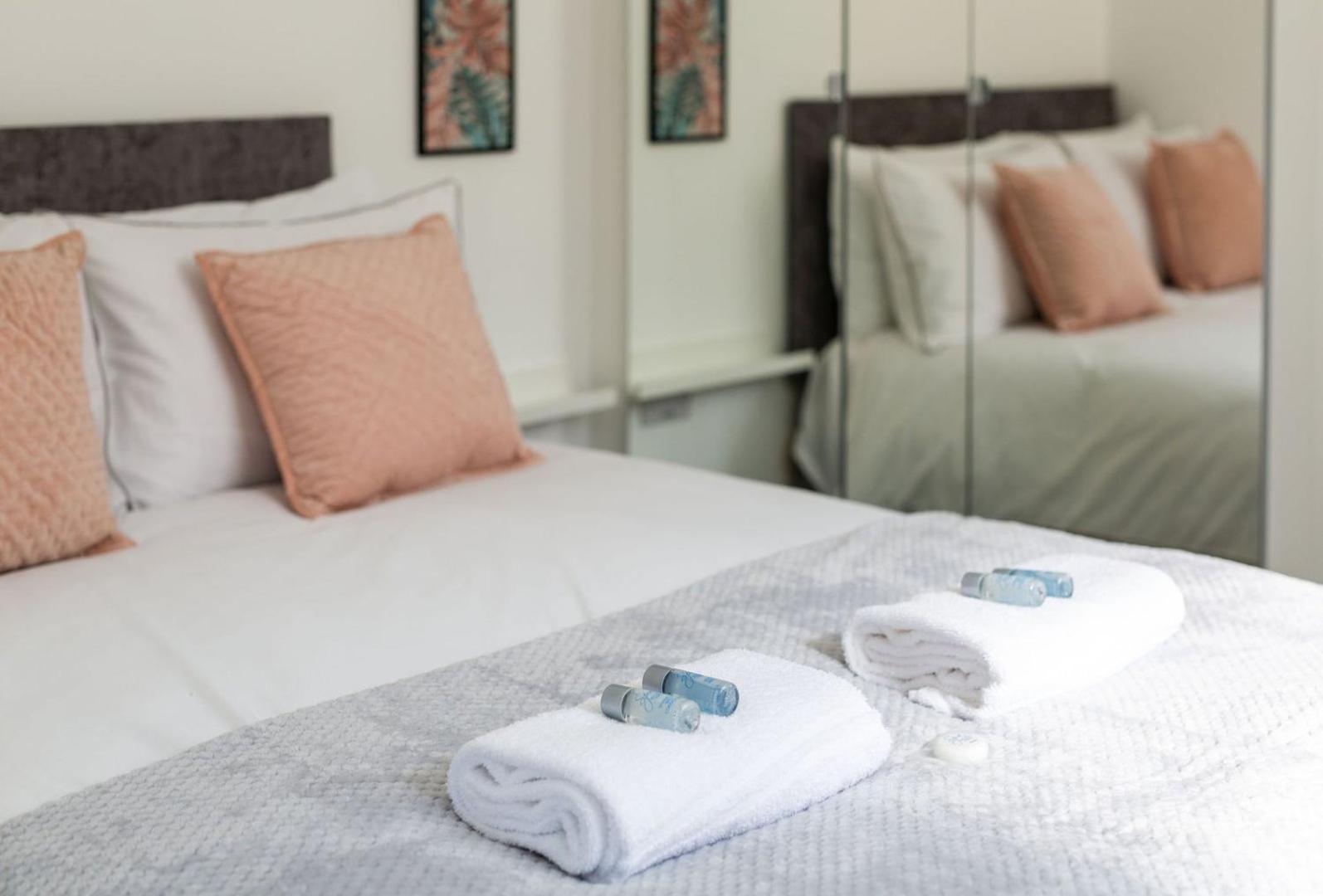 Stylish Apartment W/ Private Garden - Dog Friendly Newport  Bagian luar foto