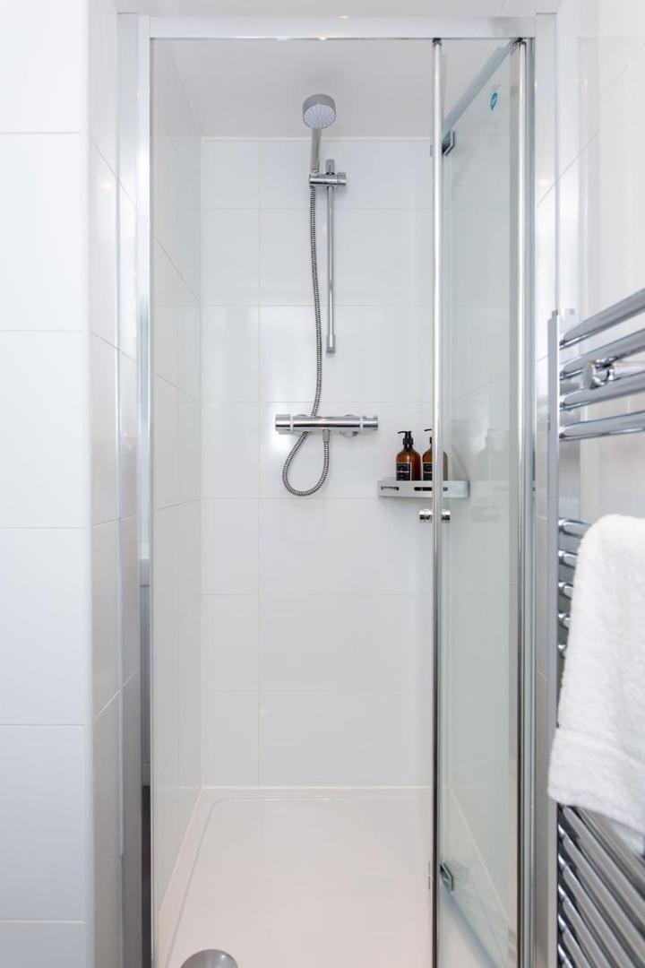 Stylish Apartment W/ Private Garden - Dog Friendly Newport  Bagian luar foto