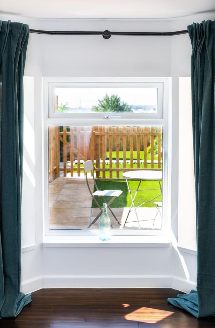 Stylish Apartment W/ Private Garden - Dog Friendly Newport  Bagian luar foto