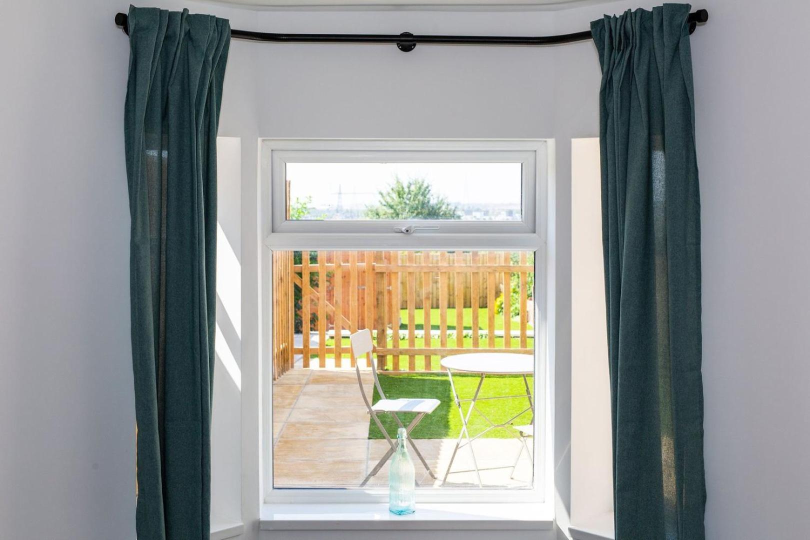 Stylish Apartment W/ Private Garden - Dog Friendly Newport  Bagian luar foto