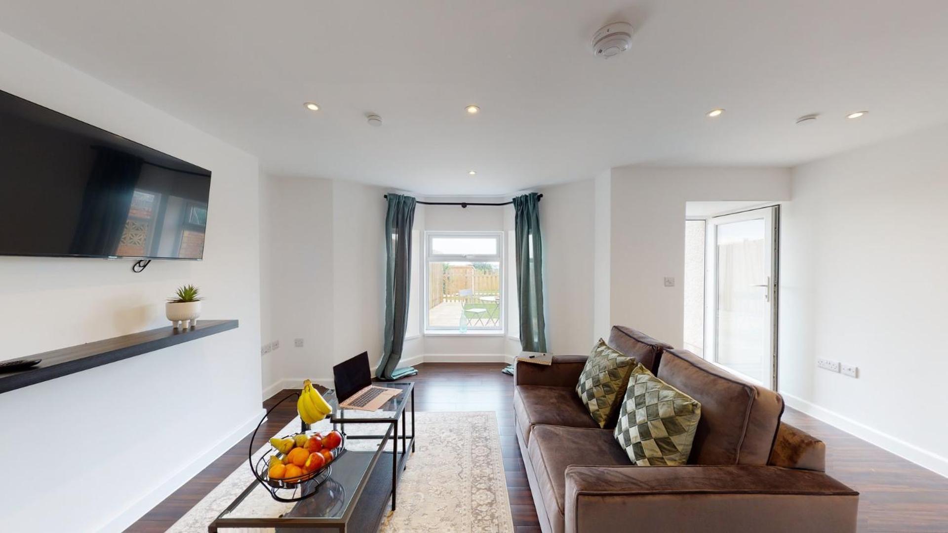 Stylish Apartment W/ Private Garden - Dog Friendly Newport  Bagian luar foto