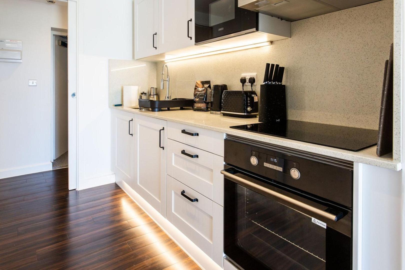 Stylish Apartment W/ Private Garden - Dog Friendly Newport  Bagian luar foto