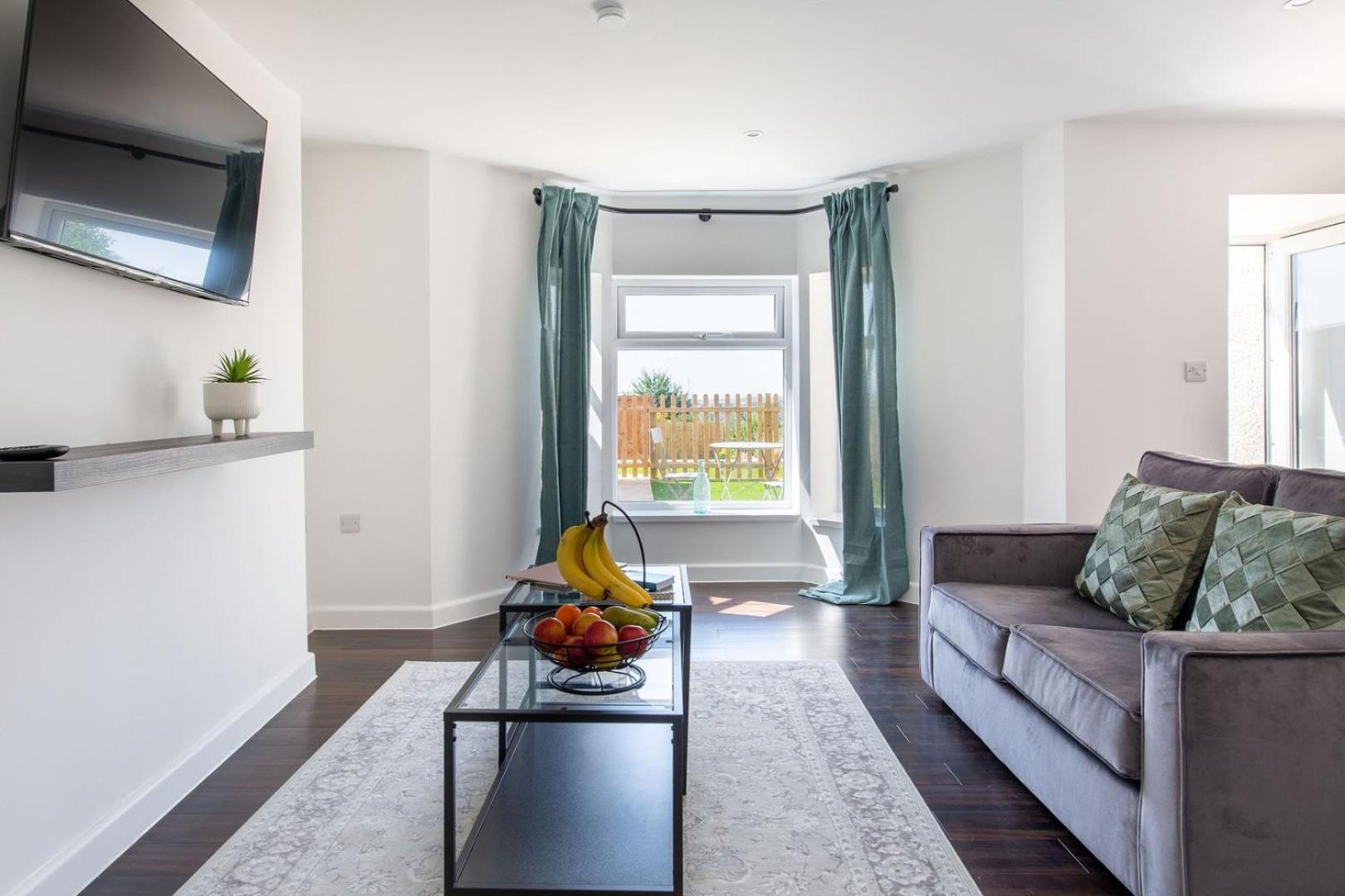 Stylish Apartment W/ Private Garden - Dog Friendly Newport  Bagian luar foto