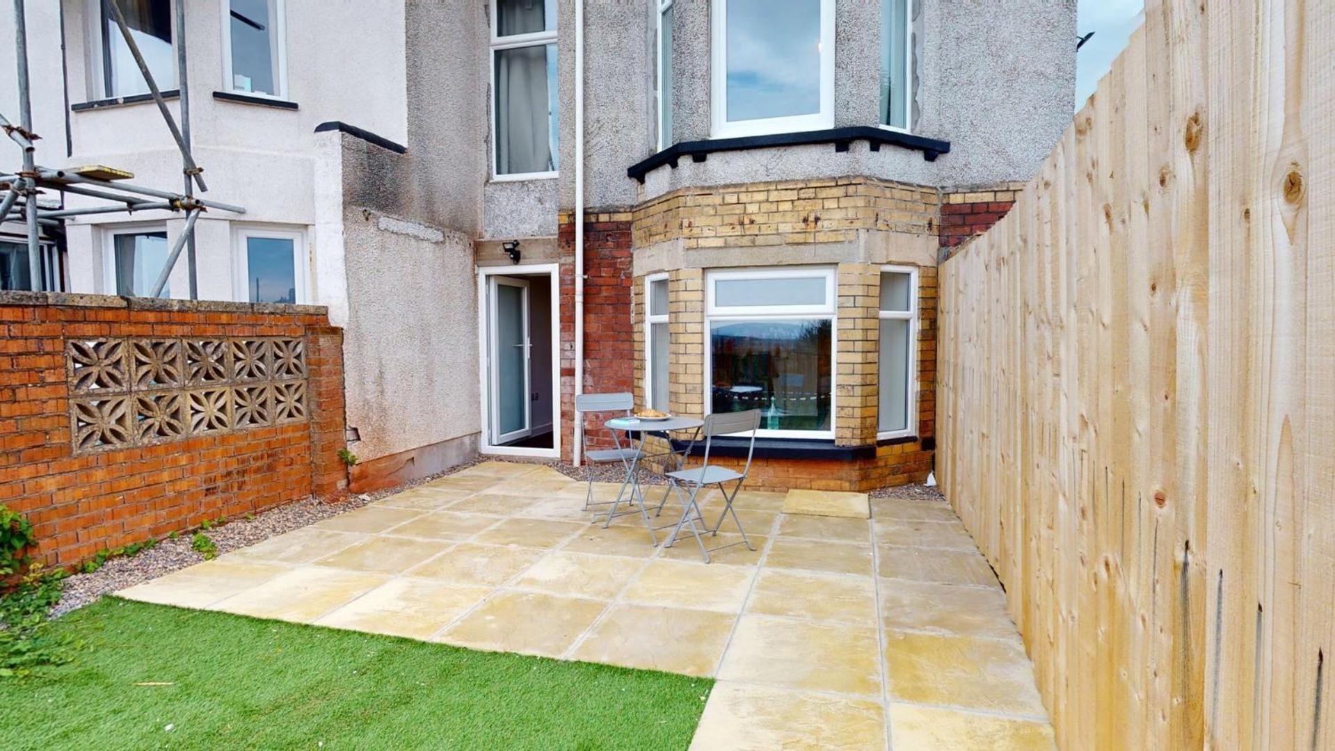 Stylish Apartment W/ Private Garden - Dog Friendly Newport  Bagian luar foto